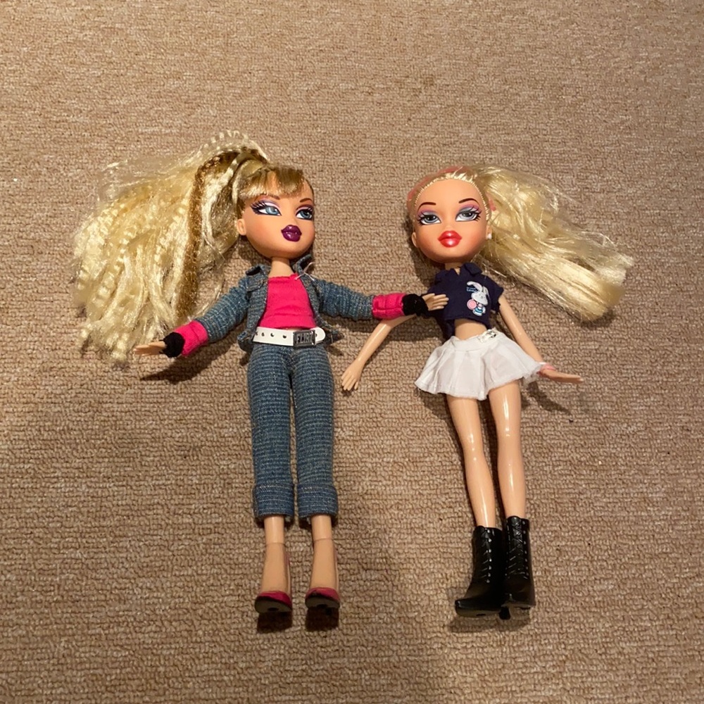 2 Bratz dolls